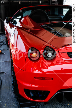明亮的紅色汽車 30570514
