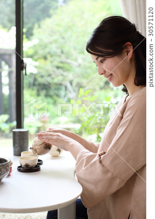 投入綠茶的一個少婦 30571120
