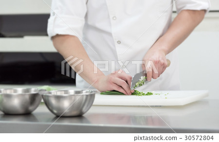 chef chopped fresh green onion on cutting board chef chopped fresh green onion on cutting board 30572804