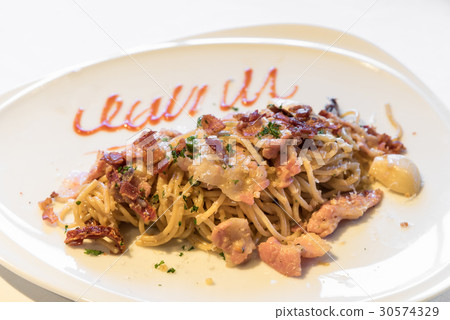 spaghetti carbonara 30574329