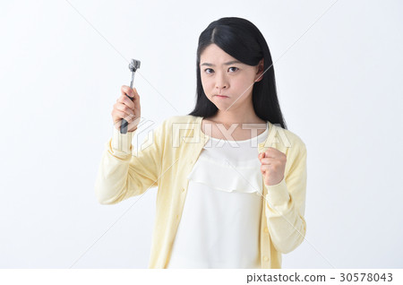 惱怒的少婦生氣與錘子 惱怒的少婦生氣與錘子 30578043