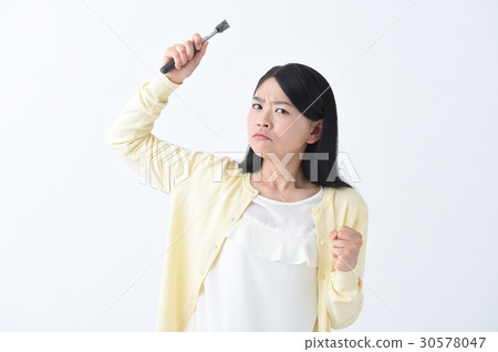 惱怒的少婦生氣與錘子 30578047