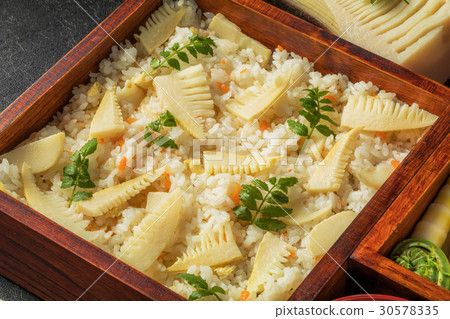 午餐盒的竹筍和飯糰 30578335