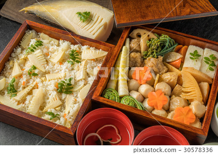 午餐盒的竹筍和飯糰 30578336