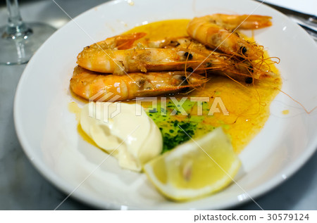 served prawns with souse 30579124