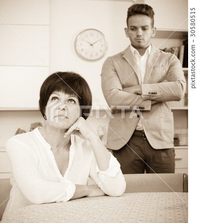man offers woman to make choice 30580515