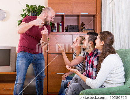 friends hanging out with beer and jokes 30580733