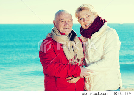 Mature couple walking by sea 30581139