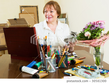 Woman in the process of painting 30581300