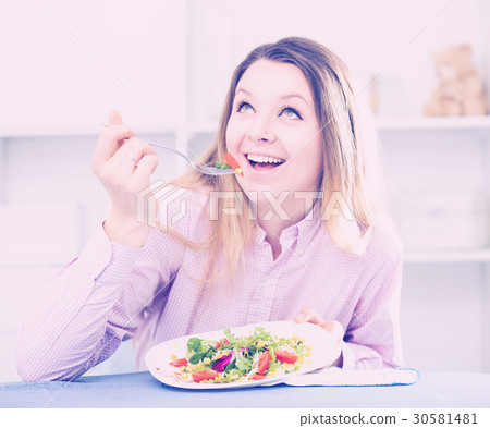 Woman eating salad 30581481