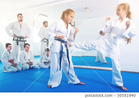 Females are trying in sparring to use new moves 30581940