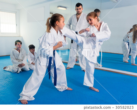 Teenagers are trying in sparring to use new moves 30582023