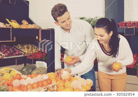 Couple choosing fruits in shop 30582954