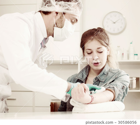 Doctor injecting teenage girl Doctor injecting teenage girl 30586056