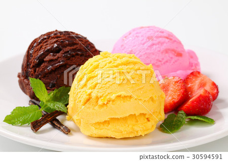 Ice cream trio 30594591