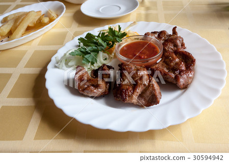 pork shish kebab with tomato sauce  30594942