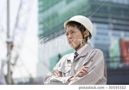 I stare at a helmet and a businessman of work clothes 30595582