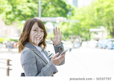 搗手的女商人在鎮裡 30597797