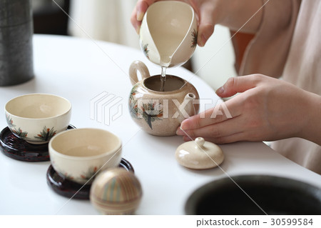 Put hot water 30599584