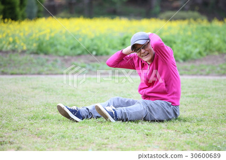 行使胃腸鍛煉的男性年長戶外 行使胃腸鍛煉的男性年長戶外 30600689