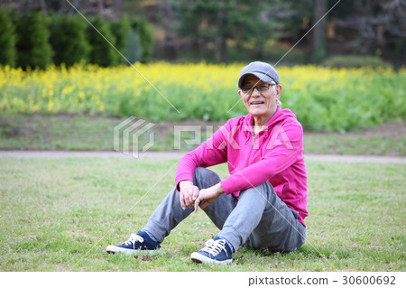 Elderly men sitting on the lawn 30600692