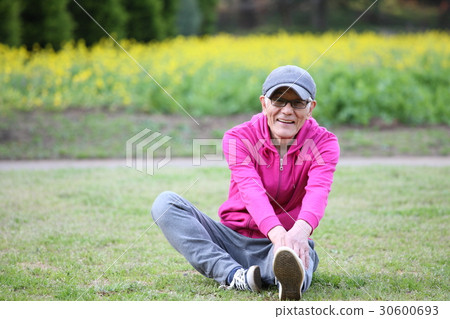 Elderly men who have one leg flexion outdoors 30600693