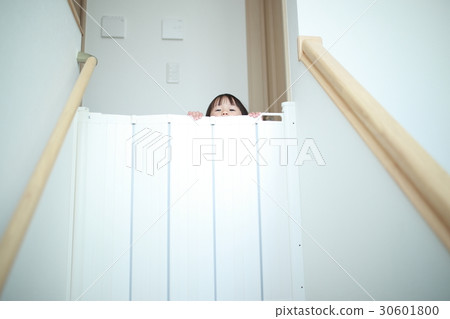 Baby gate baby fence staircase (safety infant girl 1 year old mischievous mischievous child) Baby gate baby fence staircase (safety infant girl 1 year old mischievous mischievous child) 30601800