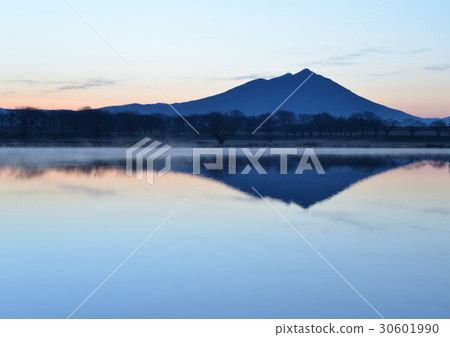 Mt. Tsukuba reflected in the river fog 30601990