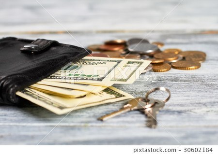 Keys and purse with money. 30602184
