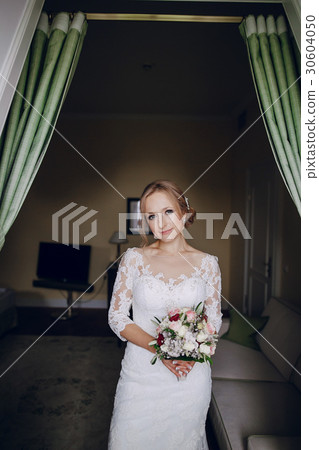 brides in door 30604050