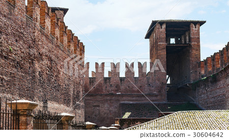 m-shaped merlons on wall of Castelvecchio 30604642