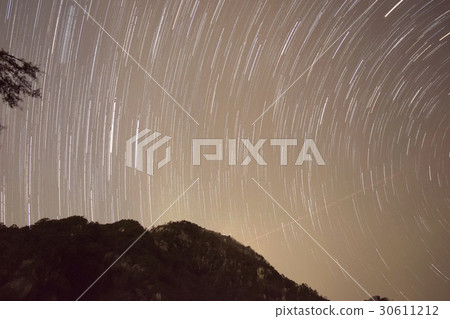 滿天星斗的天空在富士山腳下 30611212