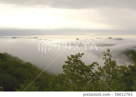 發生在北海道Shimukappu村的Tomamu山的雲海 發生在北海道Shimukappu村的Tomamu山的雲海 30612761