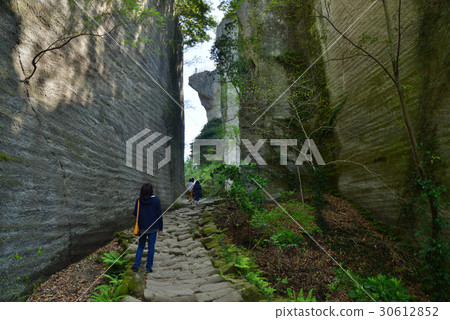 [Chiba] People walking on the path to Hell Peep and Hyakusakukannon at Mt. Nokogiri 30612852