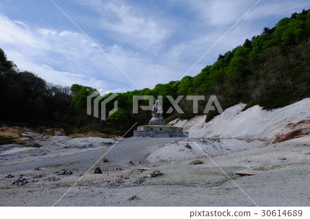 一個神聖的地方的菩薩雕象 30614689