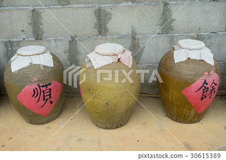 Chinese style barrel jars for wine fermentation 30615389