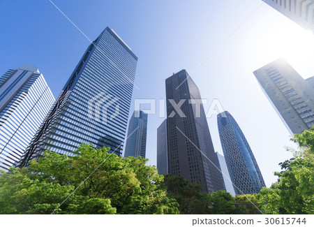 東京都市風景新鮮的綠色新宿高層建築仰視背光 東京都市風景新鮮的綠色新宿高層建築仰視背光 30615744