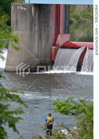 在河流可移動的堰釣魚者享受Ayu釣魚 30616064