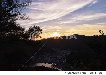 The sunset and town (Minako-cho, Bizen City, Okayama Prefecture) 30616386