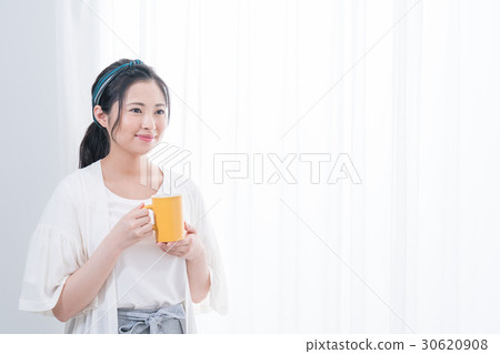 年輕女子喝咖啡 年輕女子喝咖啡 30620908