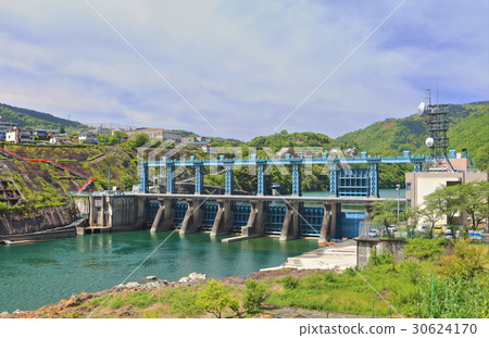 新鮮的綠色池田水壩 30624170