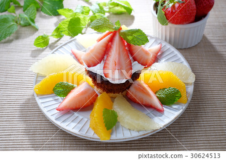 Raw chocolate cake with fruit 30624513