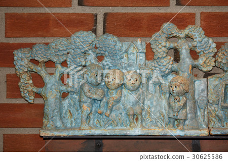 Troll statuettes playing 30625586