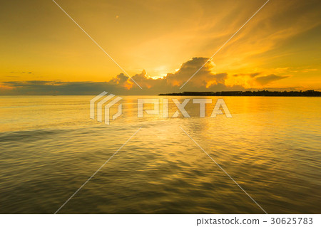 Beautiful sunrise over the tropical beach 30625783