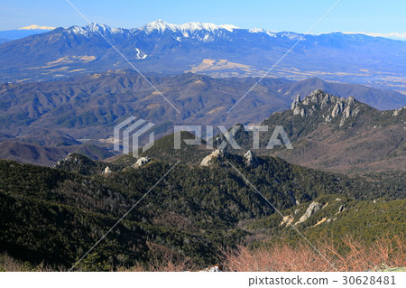 從Kimpinsan的山頂看Ruisuzan和Mt. Yatsugatake 從Kimpinsan的山頂看Ruisuzan和Mt. Yatsugatake 30628481