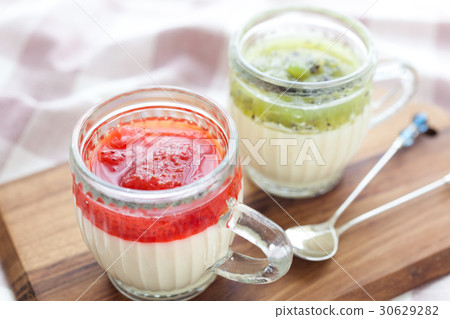 White chocolate mousse with strawberries and kiwi 30629282
