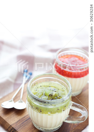 白巧克力慕斯用草莓和獼猴桃 30629284