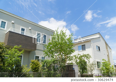 新建的住宅區圖像清爽的藍天新鮮綠色 30629474