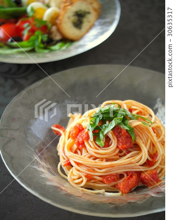 Cappellini午餐形象的冷西紅柿黑色背景（高角度） 30635317