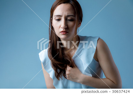 Female chest pain 30637424